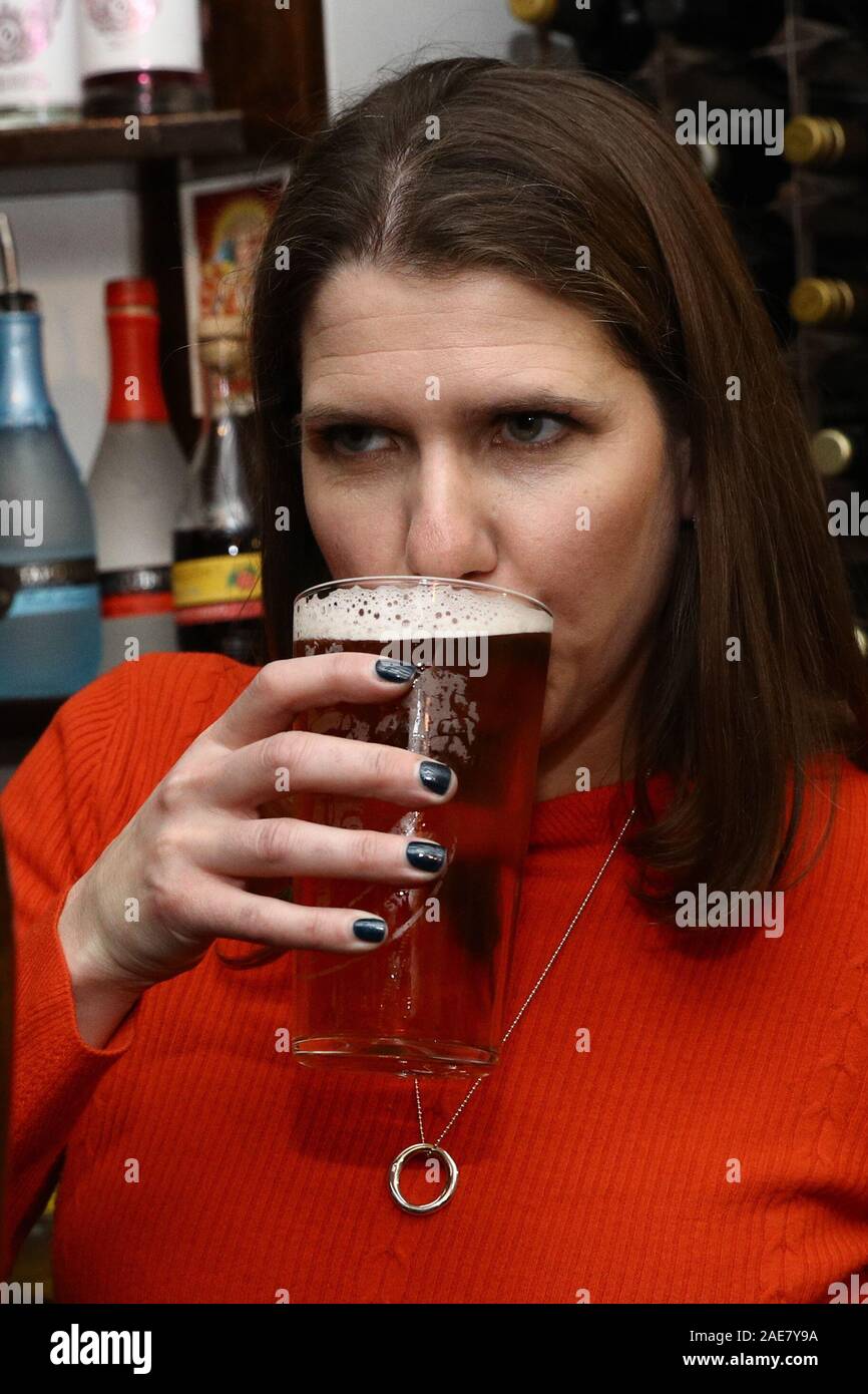 Liberal Democrat Leader Jo Swinson enjoys a pint in Dylans - The Kings Arms on Small Business Saturday during her visit to St Albans, while on the General Election campaign trail. Stock Photo