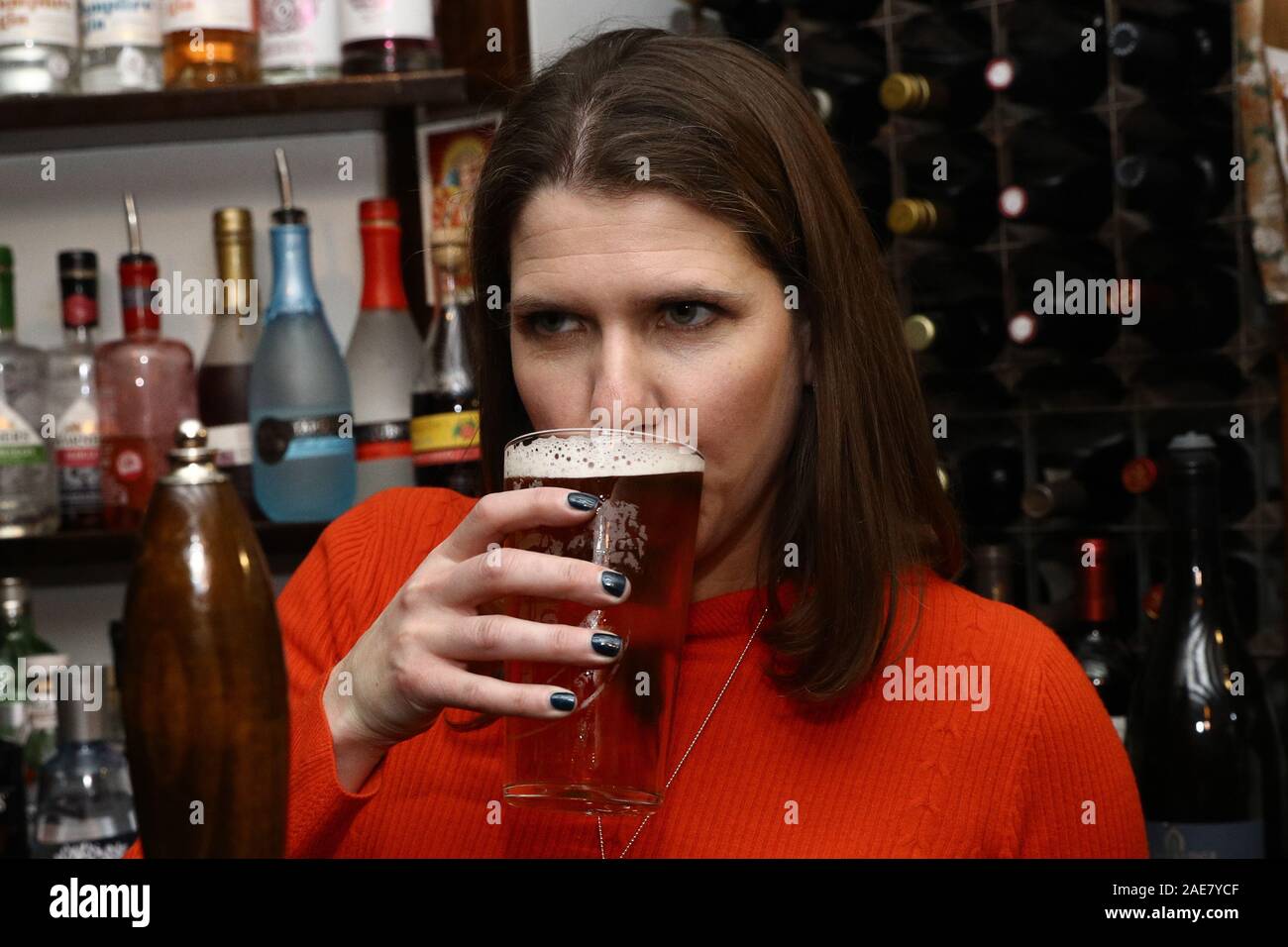 Liberal Democrat Leader Jo Swinson enjoys a pint in Dylans - The Kings Arms on Small Business Saturday during her visit to St Albans, while on the General Election campaign trail. Stock Photo
