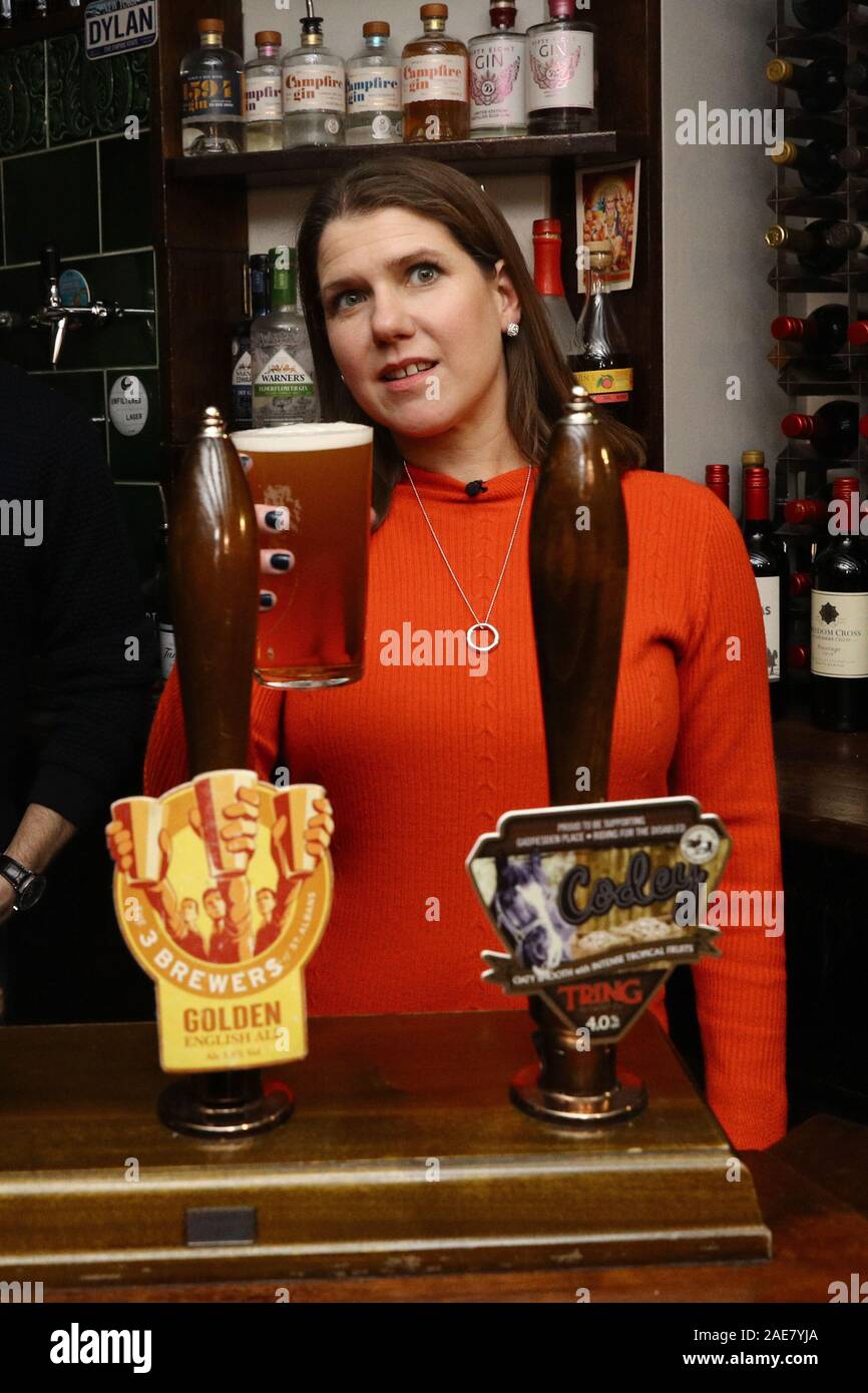 Liberal Democrat Leader Jo Swinson pulls a pint in Dylans - The Kings Arms on Small Business Saturday during her visit to St Albans, while on the General Election campaign trail. Stock Photo