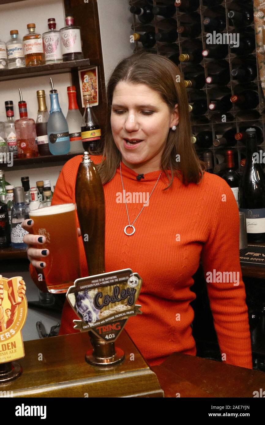 Liberal Democrat Leader Jo Swinson pulls a pint in Dylans - The Kings Arms on Small Business Saturday during her visit to St Albans, while on the General Election campaign trail. Stock Photo