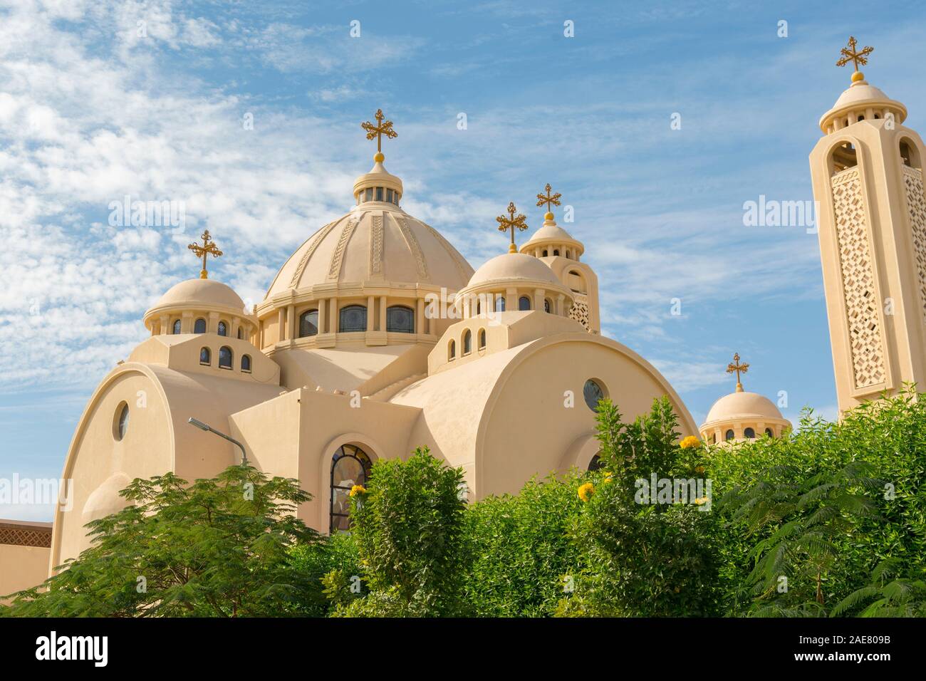 коптский собор в хургаде. египет коптская православная церковь в египте. коптская христианская церковь в египте. египет коптская православная церковь в египте. египтяне копты.