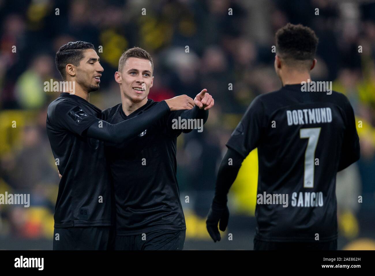 Borussia Dortmund's Achraf Hakimi (left) and Barcelona's Antoine Griezmann  (right) battle for the ball Stock Photo - Alamy