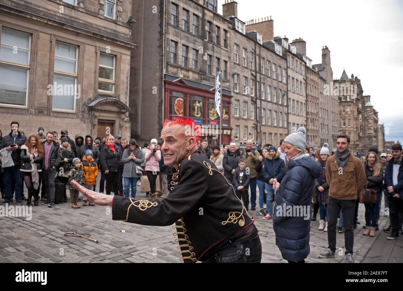 Edinburgh, Scotland, UK, 7th December 2019. The colourful Mighty Gareth Street Performer from London traveled up to perform his show on the Royal Mile to entertain tourists and shoppers who were passing through the High Street before the rain began which was just after 2pm and soaked shoppers on a dreary Princes Street. Stock Photo