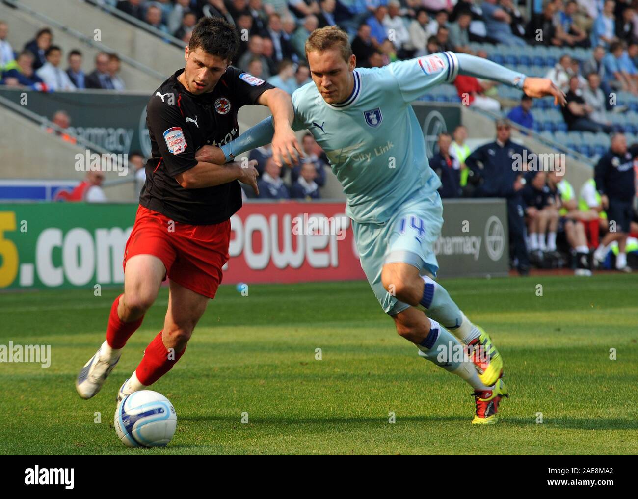 30 04 11 Npower Championship Coventry Vs Reading Shane Long And Chris Hussey Challenge Each Other For The Ball Photographer Paul Roberts Oneuptop Alamy Stock Photo Alamy