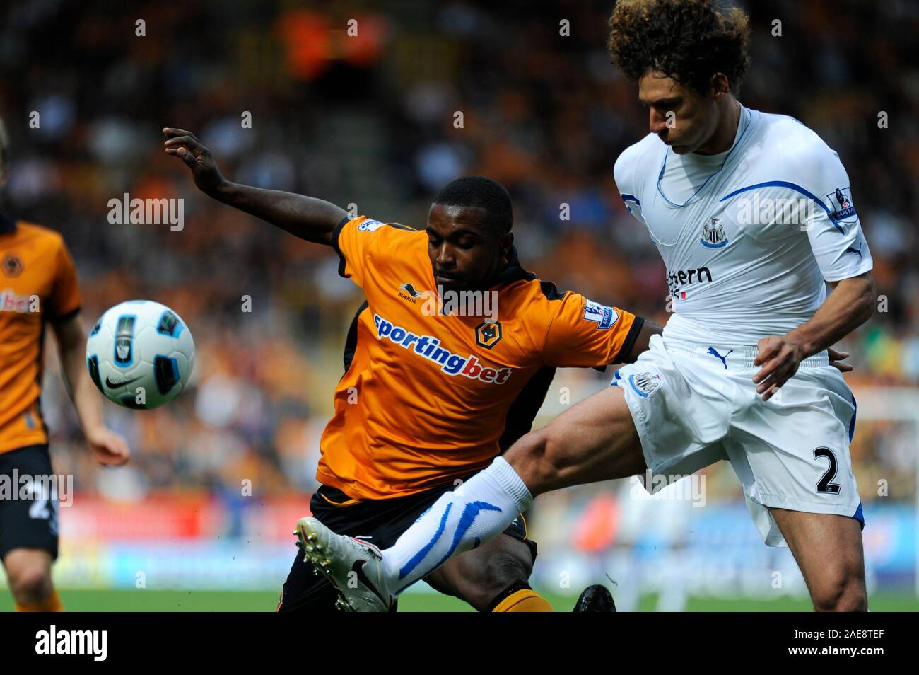 WOLVERHAMPTON, UNITED KINGDOM, AUGUST 28 2010:Wolves striker Sylvan Ebanks-Blake is just beaten to the ball by Newcastle defender Fabricio Coloccini during the Premiership Match between Wolverhampton Wanderers and Newcastle United at Molineux, Wolverhampton, United Kingdom. Photographer:Paul Roberts / OneUpTop/Alamy. Stock Photo