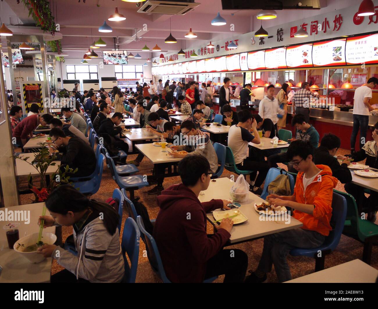 Students eat at the canteen of Tsinghua University in Beijing Stock Photo