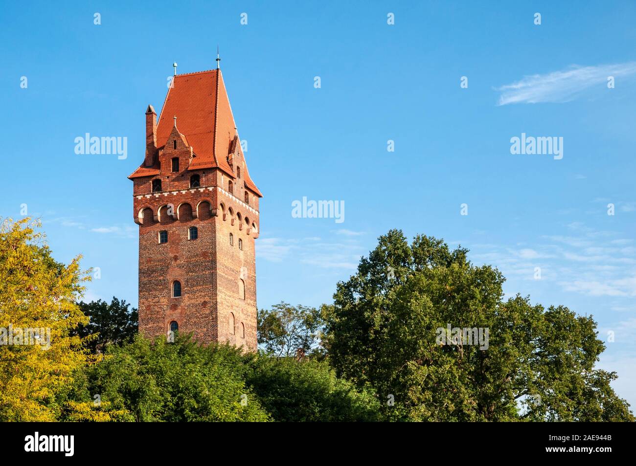 burg-tangermuende-castle-kapitelturm-defence-tower-town-of