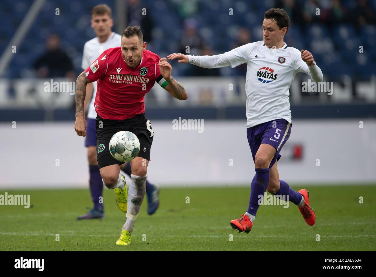 Hanover, Germany. 07th Dec, 2019. Soccer: 2nd Bundesliga, Hannover 96 - Erzgebirge Aue, 16th matchday in the HDI-Arena. Hanover's Marvin Bakalorz (l) plays against Aues Clemens Fandrich. Credit: Swen Pförtner/dpa - IMPORTANT NOTE: In accordance with the requirements of the DFL Deutsche Fußball Liga or the DFB Deutscher Fußball-Bund, it is prohibited to use or have used photographs taken in the stadium and/or the match in the form of sequence images and/or video-like photo sequences./dpa/Alamy Live News Stock Photo