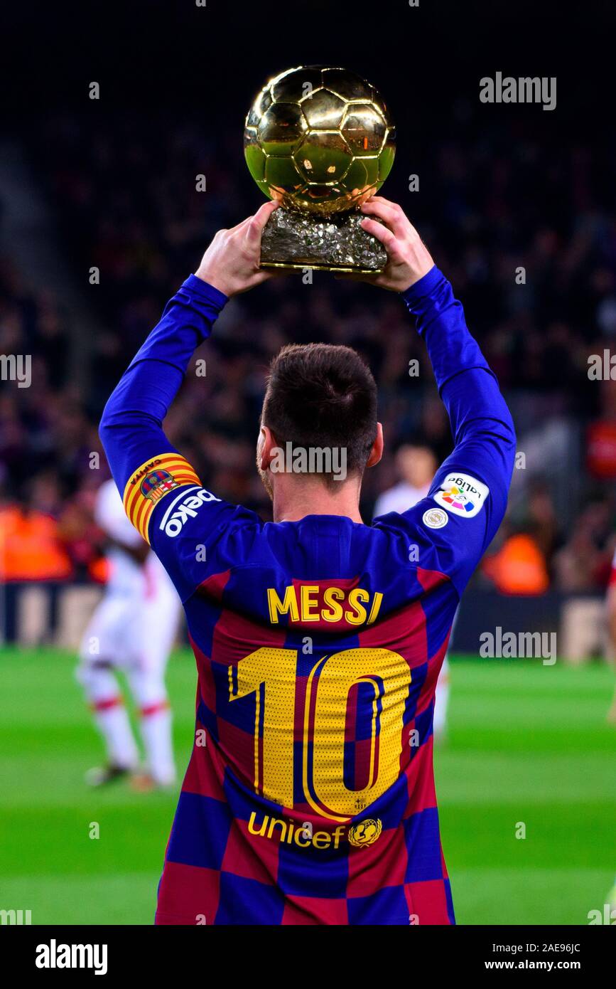 Barcelona, Spain. 7th Dec, 2019. Messi holds up the FIFA Ballon d'Or trophy  prior the La Liga match between FC Barcelona and RCD Mallorca at the Camp  Nou Stadium in Barcelona, Spain.