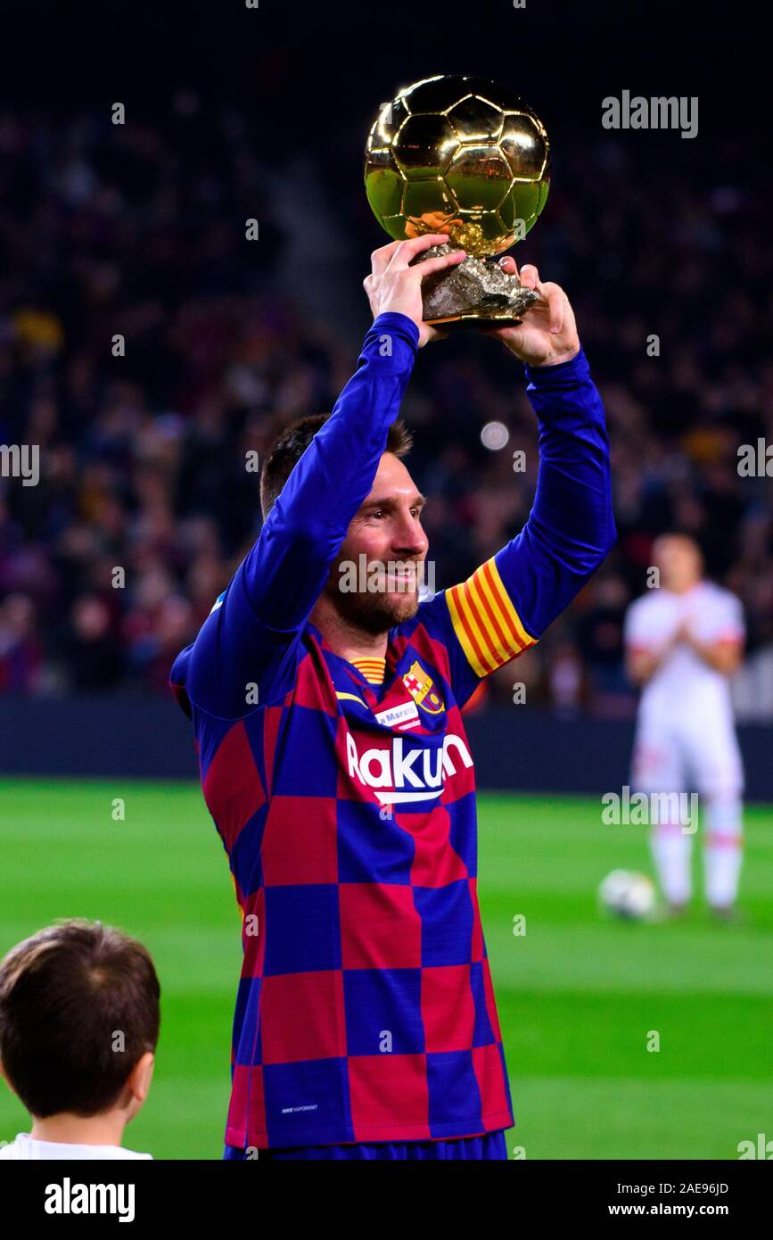Barcelona, Spain. 7th Dec, 2019. Messi holds up the FIFA Ballon d'Or trophy  prior the La Liga match between FC Barcelona and RCD Mallorca at the Camp  Nou Stadium in Barcelona, Spain.