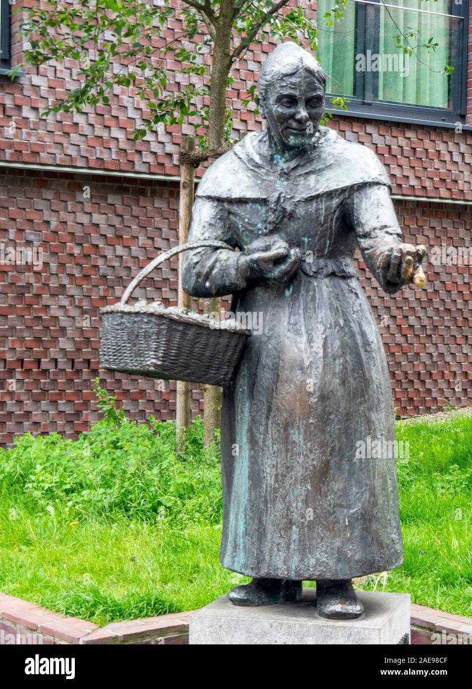 Bronze statue monument to Henriette Johanne Marie Müller, Zitronenjette