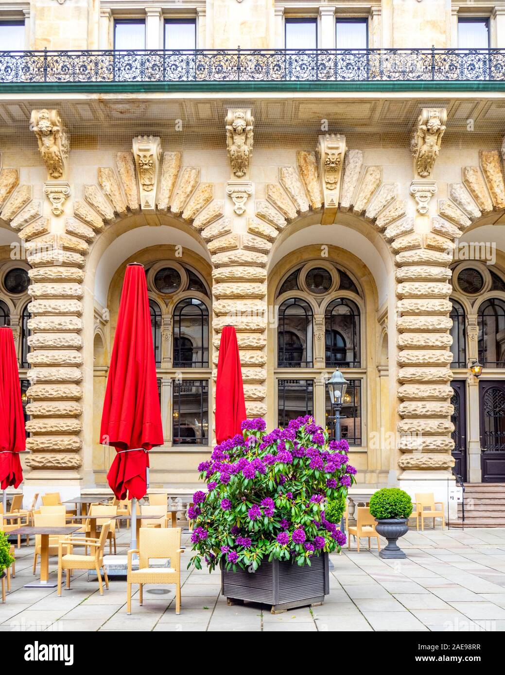Pot plant courtyard hires stock photography and images Alamy