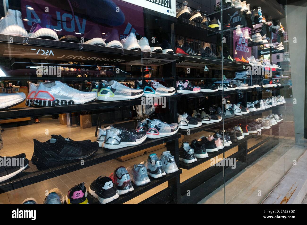 Sports shoe shop hi-res stock photography and images - Alamy