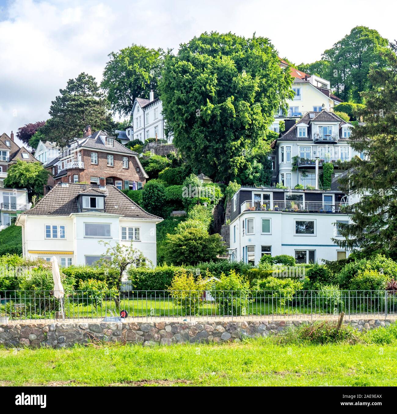 Homes and green gardens along the Elbe River Nienstedten Hamburg Germany. Stock Photo
