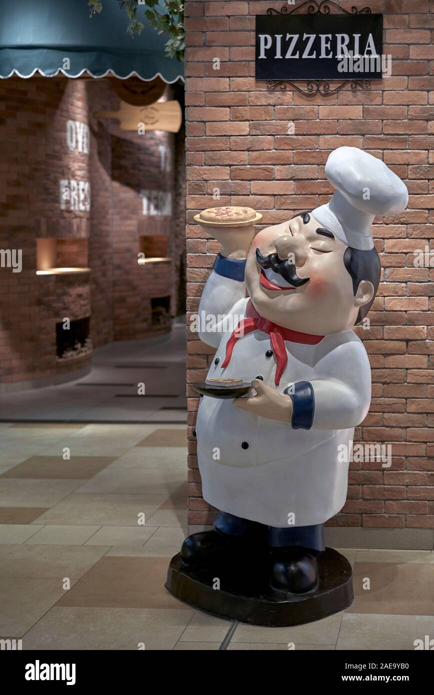 Statue of an Italian chef advertising a Pizzeria restaurant Stock Photo