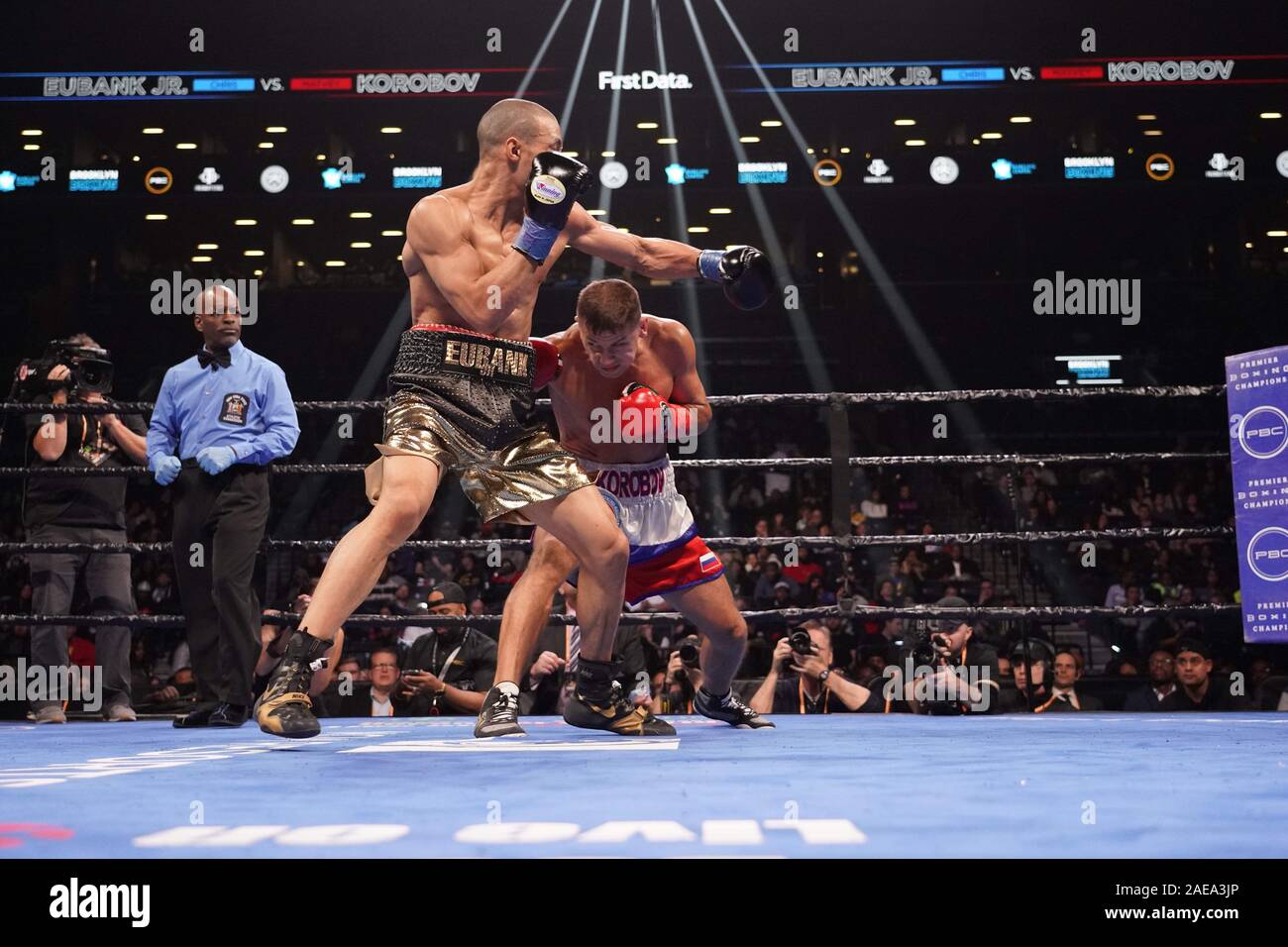 Brooklyn, New York, USA. 7th Dec, 2019. CHRIS EUBANK JR. (black and gold trunks) battles MATT KOROBOV in a middleweight bout at the Barclays Center in Brooklyn, New York. Credit: Joel Plummer/ZUMA Wire/Alamy Live News Stock Photo