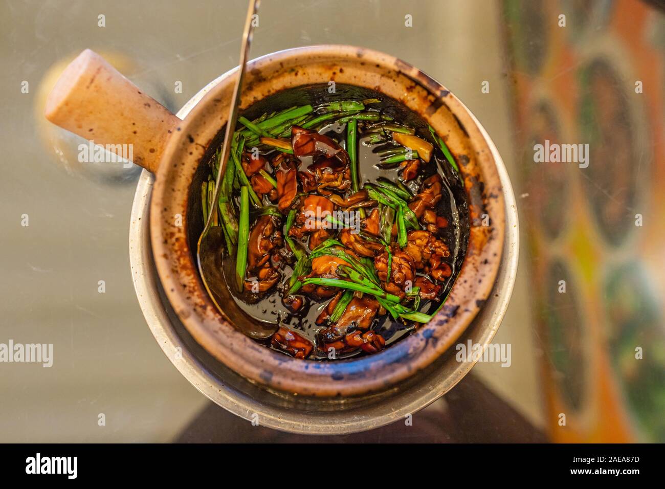 Singapore braised frog and spring onion in clay pot Stock Photo