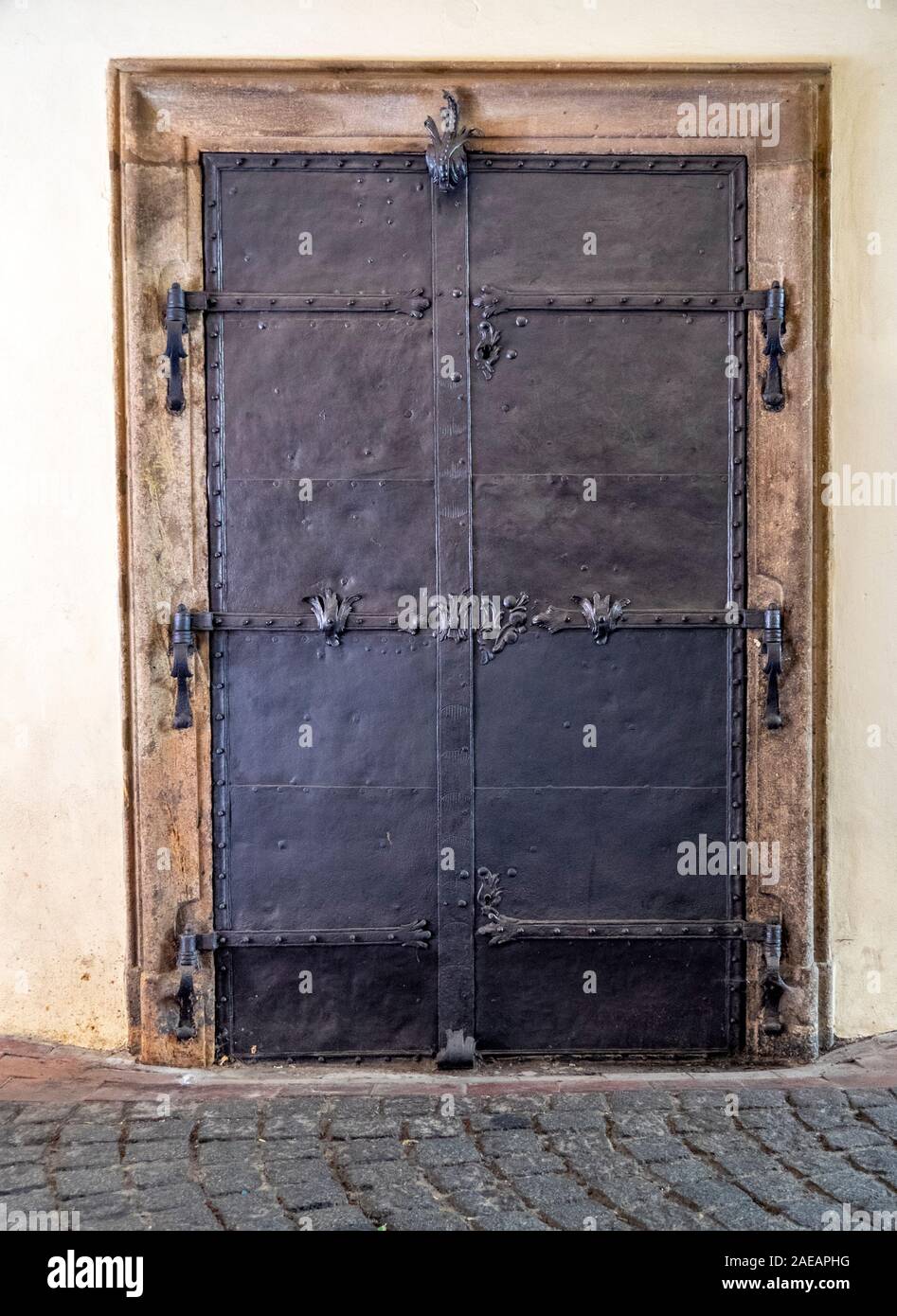 Rustic metal door hires stock photography and images Alamy