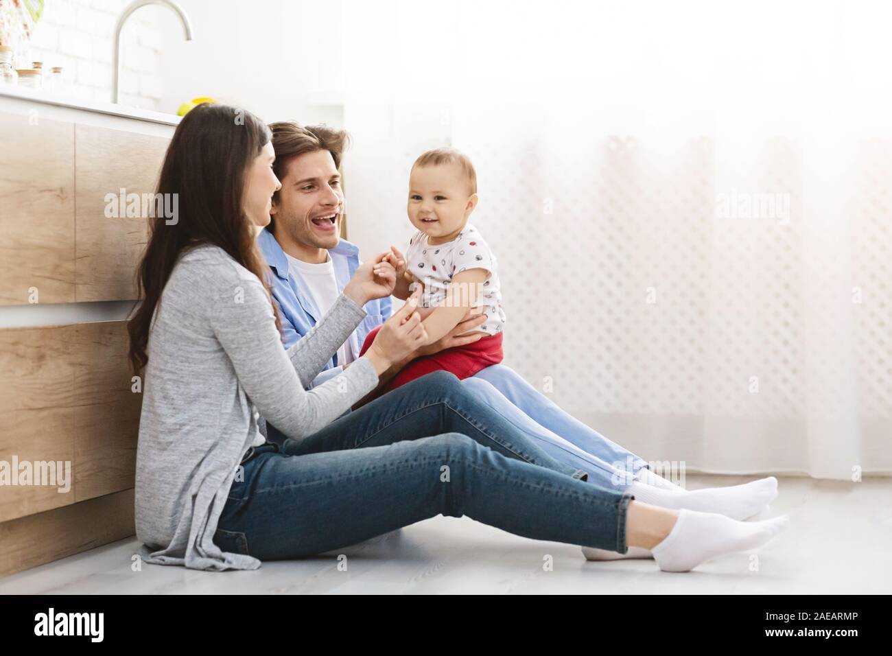 Millennial mom hi-res stock photography and images - Page 28 - Alamy
