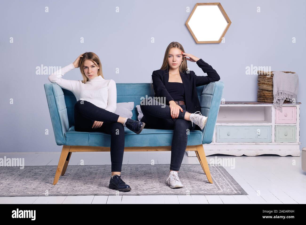 Two girls sitting on couch hi-res stock photography and images - Alamy