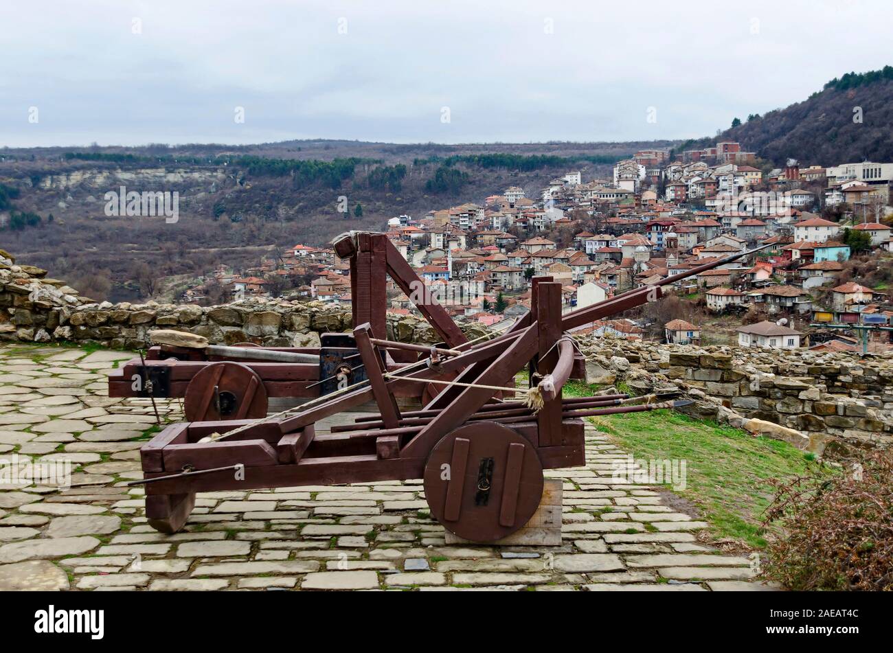 Ancient medieval wooden Crossbow and Catapult in Tsarevets fortress on a background residential neighborhood, Veliko Tarnovo, Bulgaria, Europe Stock Photo