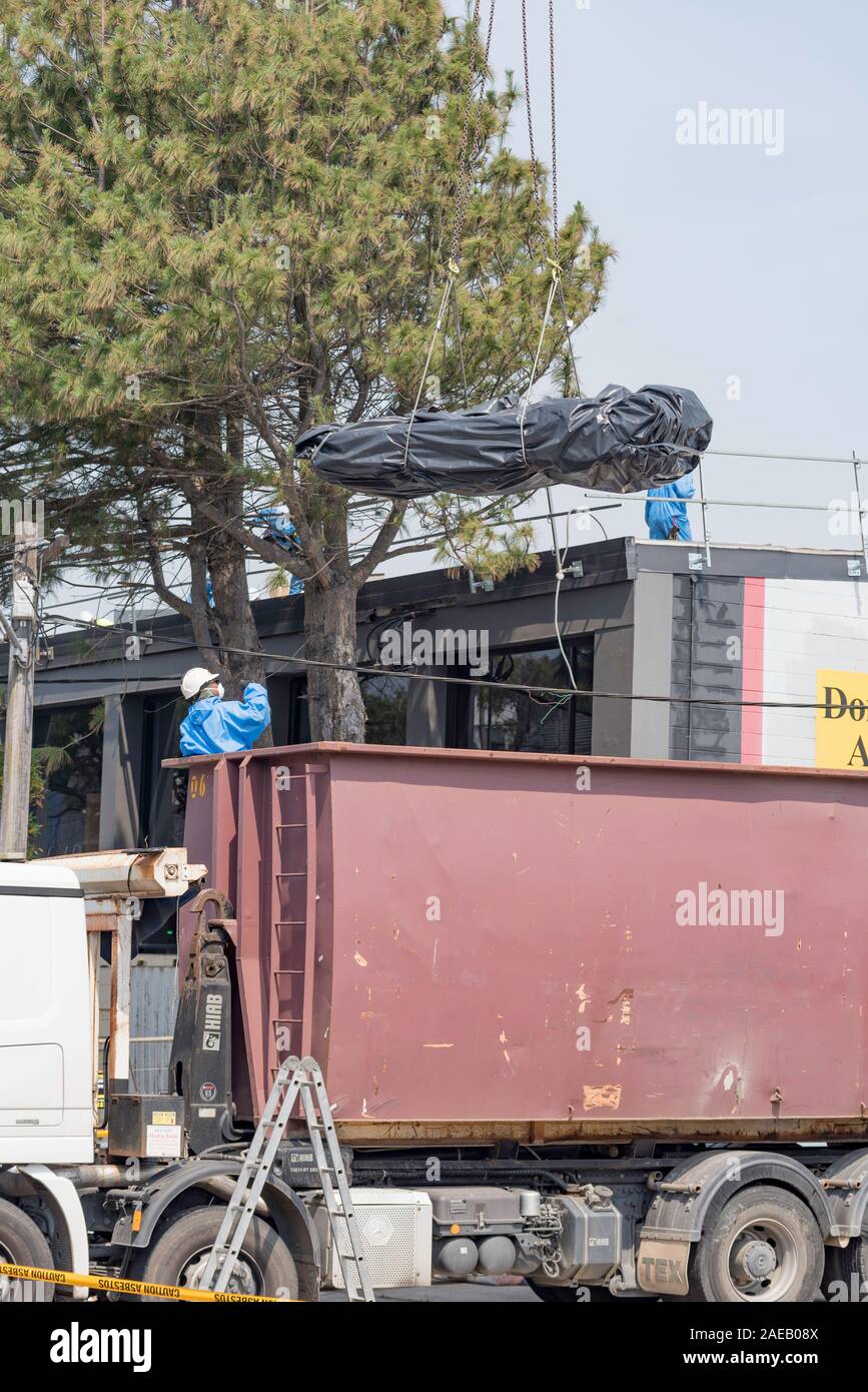 Crane trash hi-res stock photography and images - Page 3 - Alamy