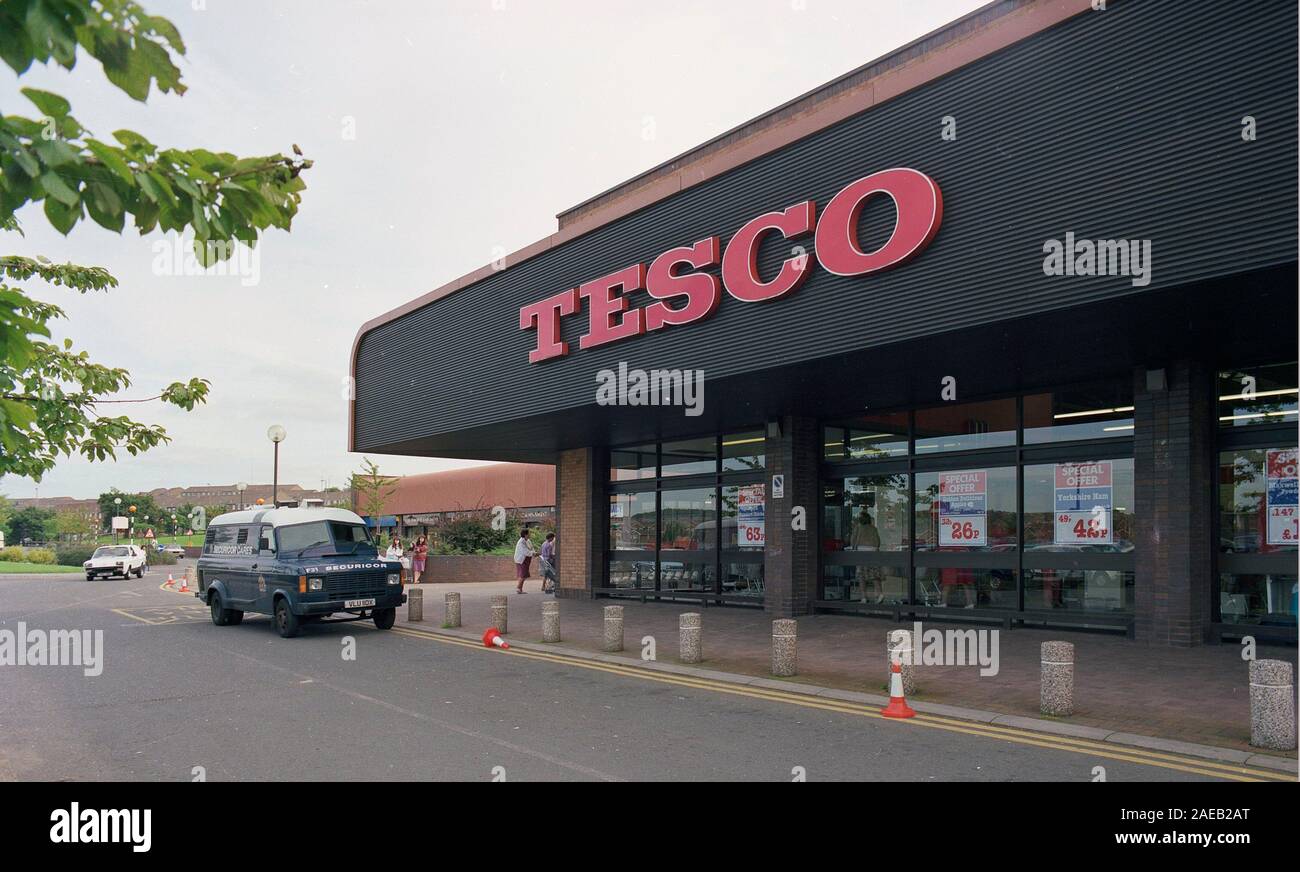 Exterior of a Tesco Supermarket, Nottingham, in 1986. East Midlands, UK Stock Photo