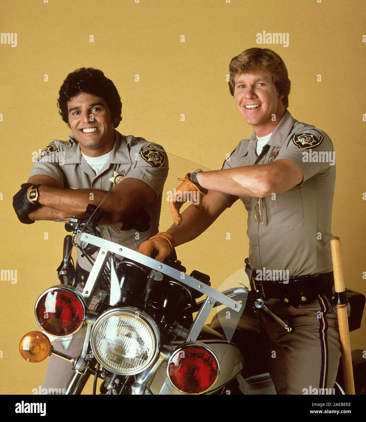 ERIK ESTRADA and LARRY WILCOX in CHIPS (1977), directed by GORDON HESSLER. Credit: MGM TELEVISION / Album Stock Photo