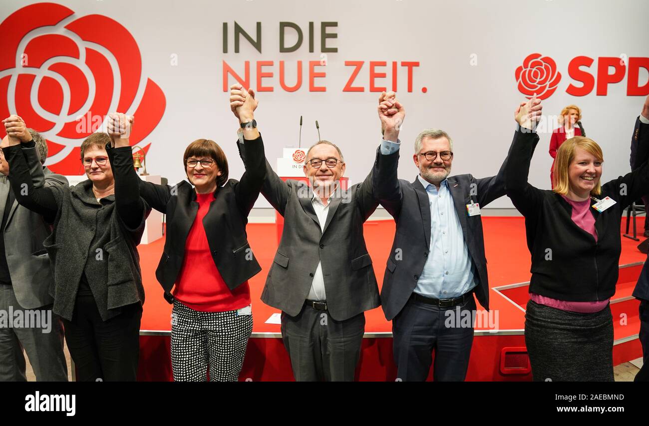 Berlin, Germany. 08th Dec, 2019. Leni Breymaier (l-r, SPD), member of the German Bundestag, Saskia Esken and Norbert Walter-Borjans, the two federal chairmen of the SPD, Dietmar Nietan, SPD treasurer, and Wiebke Esdar (SPD), member of the German Bundestag, will be at the SPD Bundesparteitag's closing song. On the third and last day of the party congress, further consultations on proposals are on the agenda. Credit: Kay Nietfeld/dpa/Alamy Live News Stock Photo