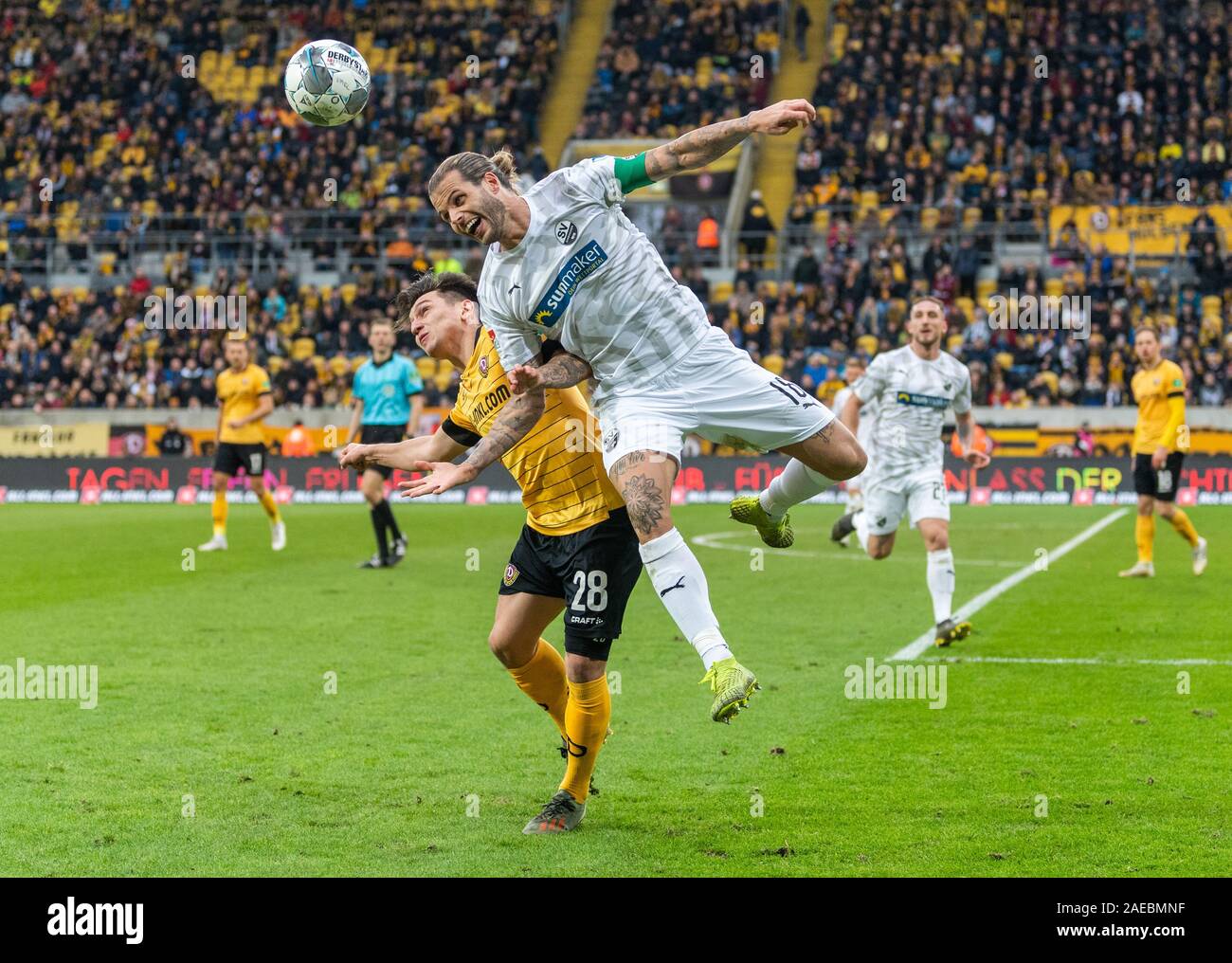 Dresden, Germany. 08th Dec, 2019. Soccer: 2nd Bundesliga, SG Dynamo Dresden - SV Sandhausen, 16th matchday, in the Rudolf Harbig Stadium. Dynamos Baris Atik (l) against Sandhausen's Dennis Diekmeier. Credit: Robert Michael/dpa-Zentralbild/dpa - IMPORTANT NOTE: In accordance with the requirements of the DFL Deutsche Fußball Liga or the DFB Deutscher Fußball-Bund, it is prohibited to use or have used photographs taken in the stadium and/or the match in the form of sequence images and/or video-like photo sequences./dpa/Alamy Live News Stock Photo