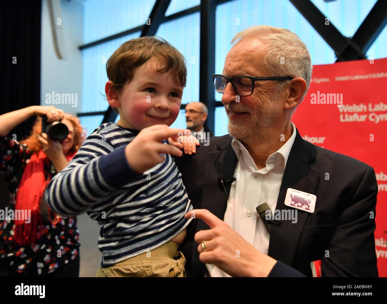Labour Leader Jeremy Corbyn with three years old Noa Williams Roberts after addressing a members' rally at Bangor University, while on the General Election campaign trail in Wales. Stock Photo