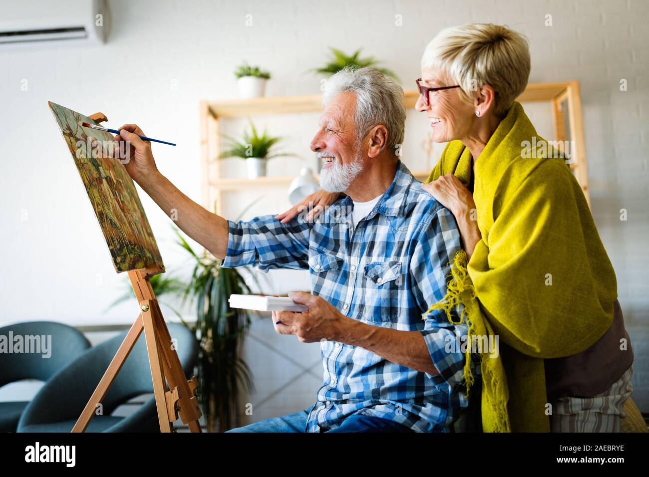 Elderly people painting hi-res stock photography and images - Alamy