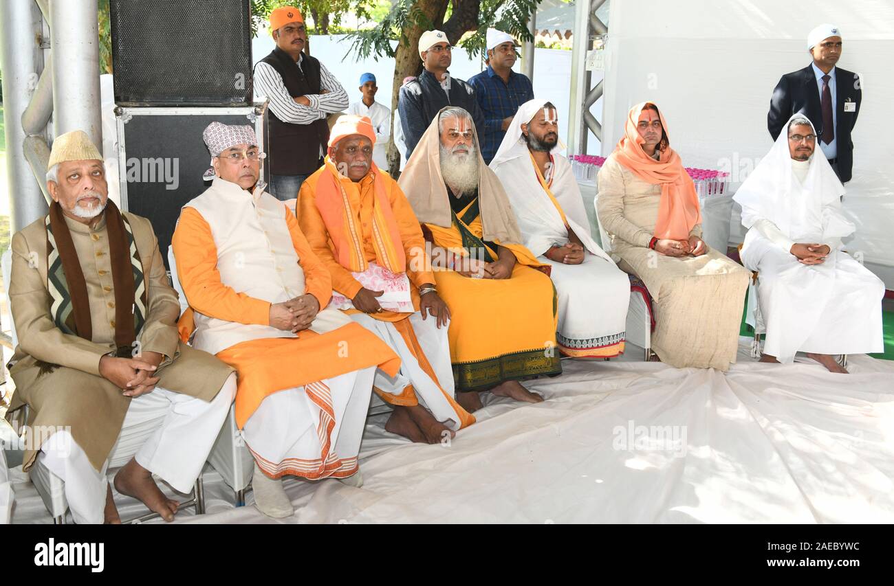 Hindu priests take part in the Shabad Kirtan held on the occasion of 550th Anniversary of Shri Guru Nanak Dev ji at Jaipur. Stock Photo