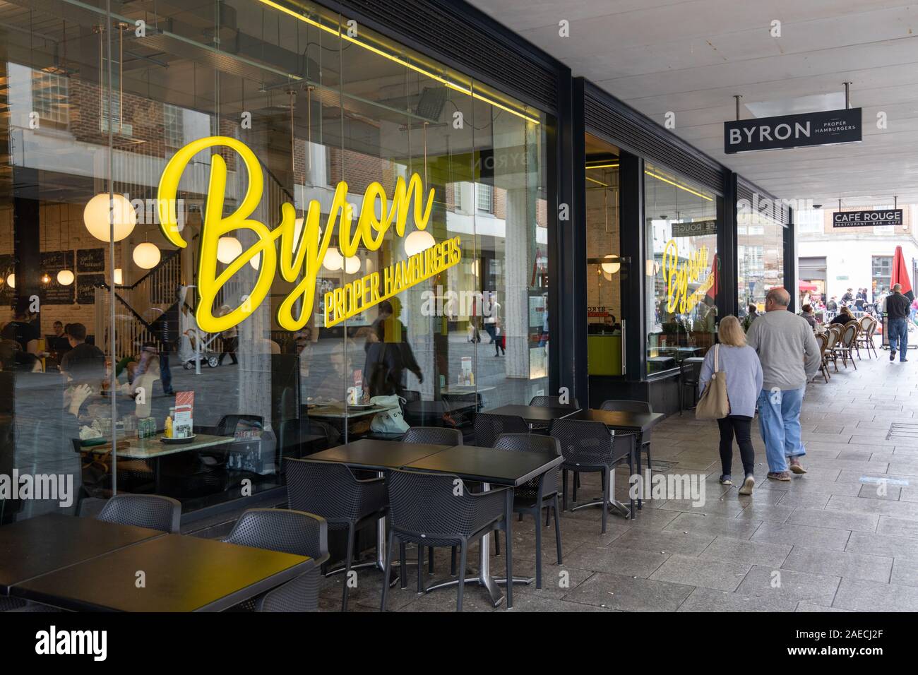 Customer enter Byron hamburger restaurant in Exeter Stock Photo