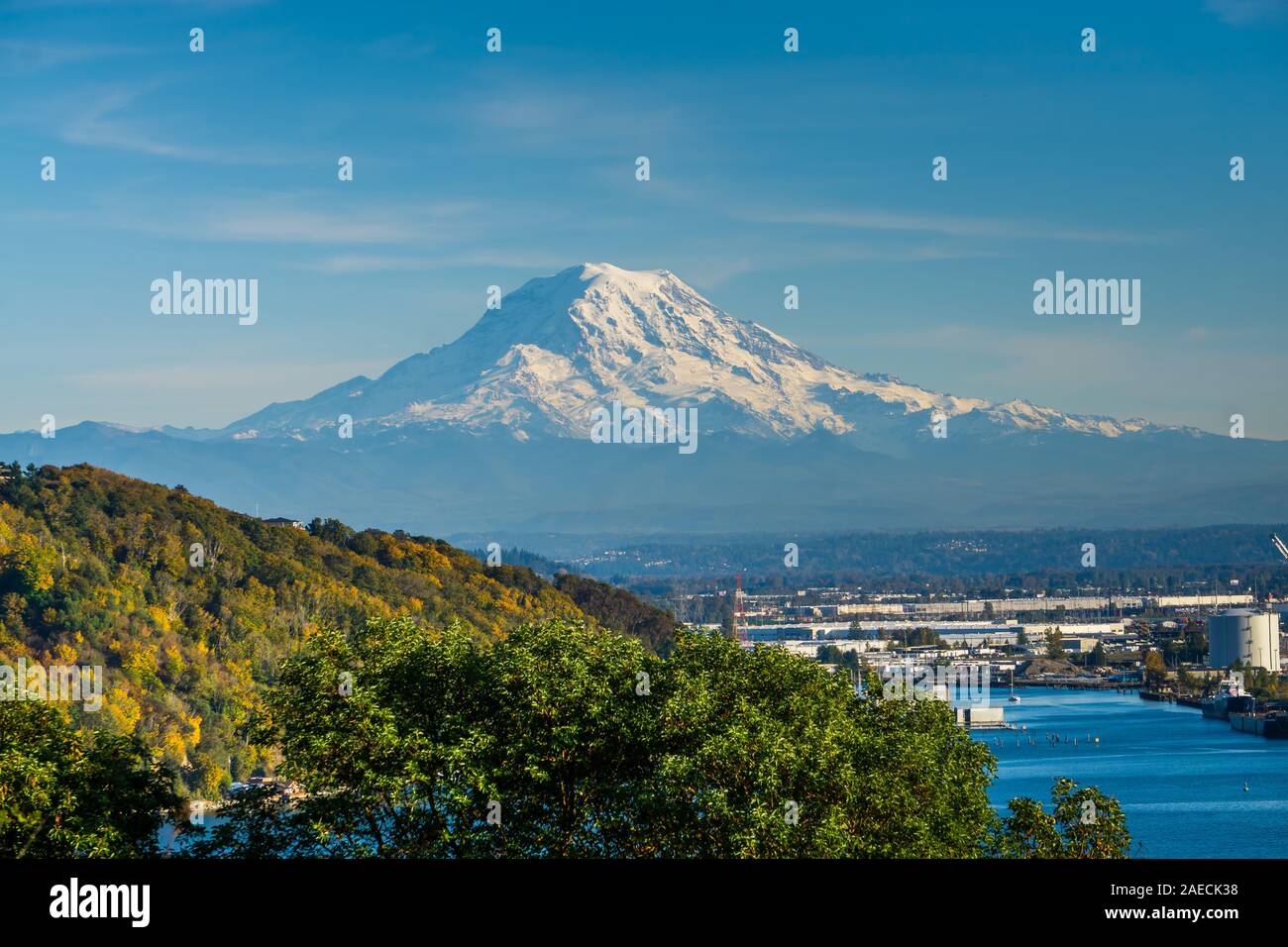 A view of Mount Rainier and the Port of Tacoma Stock Photo - Alamy