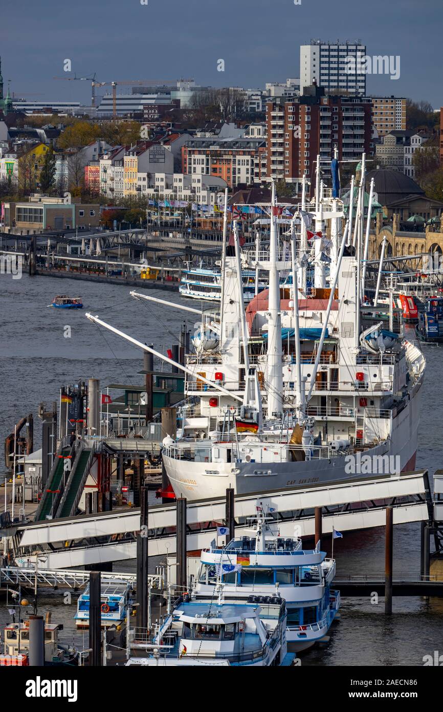 Hamburg, harbour, Elbe, skyline, city centre, St.Pauli, Altona, landing  bridges, museum ships, Elbe ferries, launches, overseas bridge Stock Photo  - Alamy
