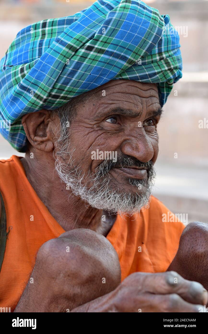 Elderly Indian indigent sporting a colourful turban, Pushkar, Rajasthan, Western India, Asia. Stock Photo