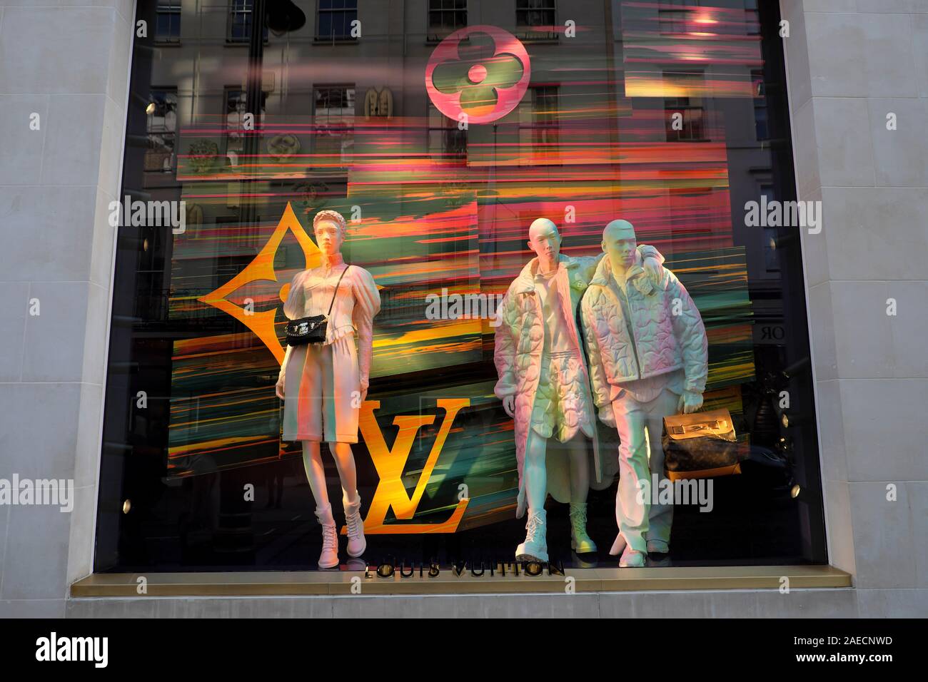 Bryde igennem forfølgelse løbetur Louis Vuitton store window mannequins in New Bond Street in London England  UK KATHY DEWITT Stock Photo - Alamy