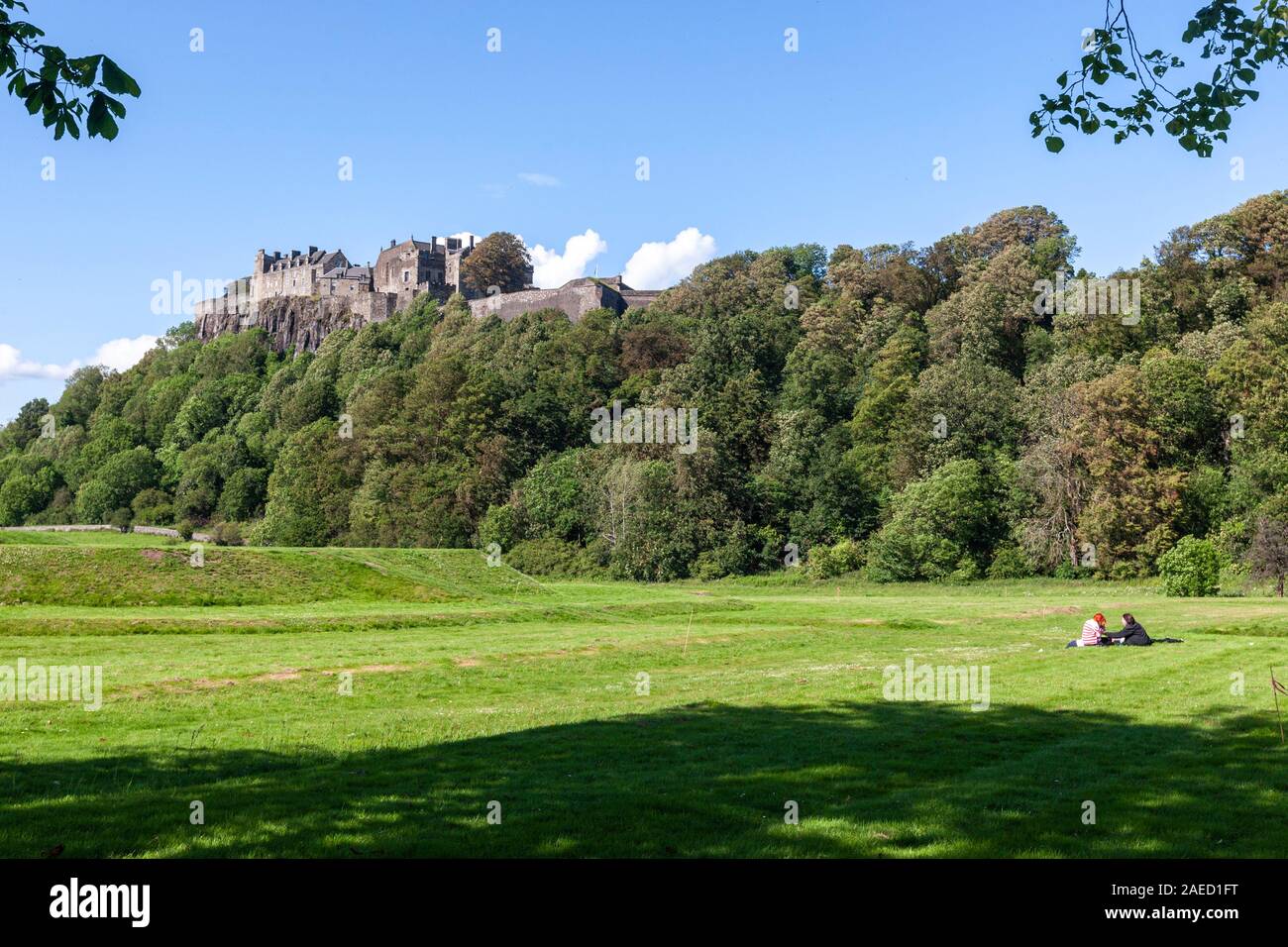 Couple in the lawn with the Stirling Castle, Stirling, Stirling and Falkirk, Scotland, UK Stock Photo