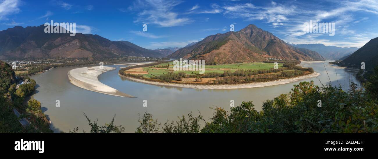A view over the First Bend of the Yangtze River in Yunnan, China Stock Photo