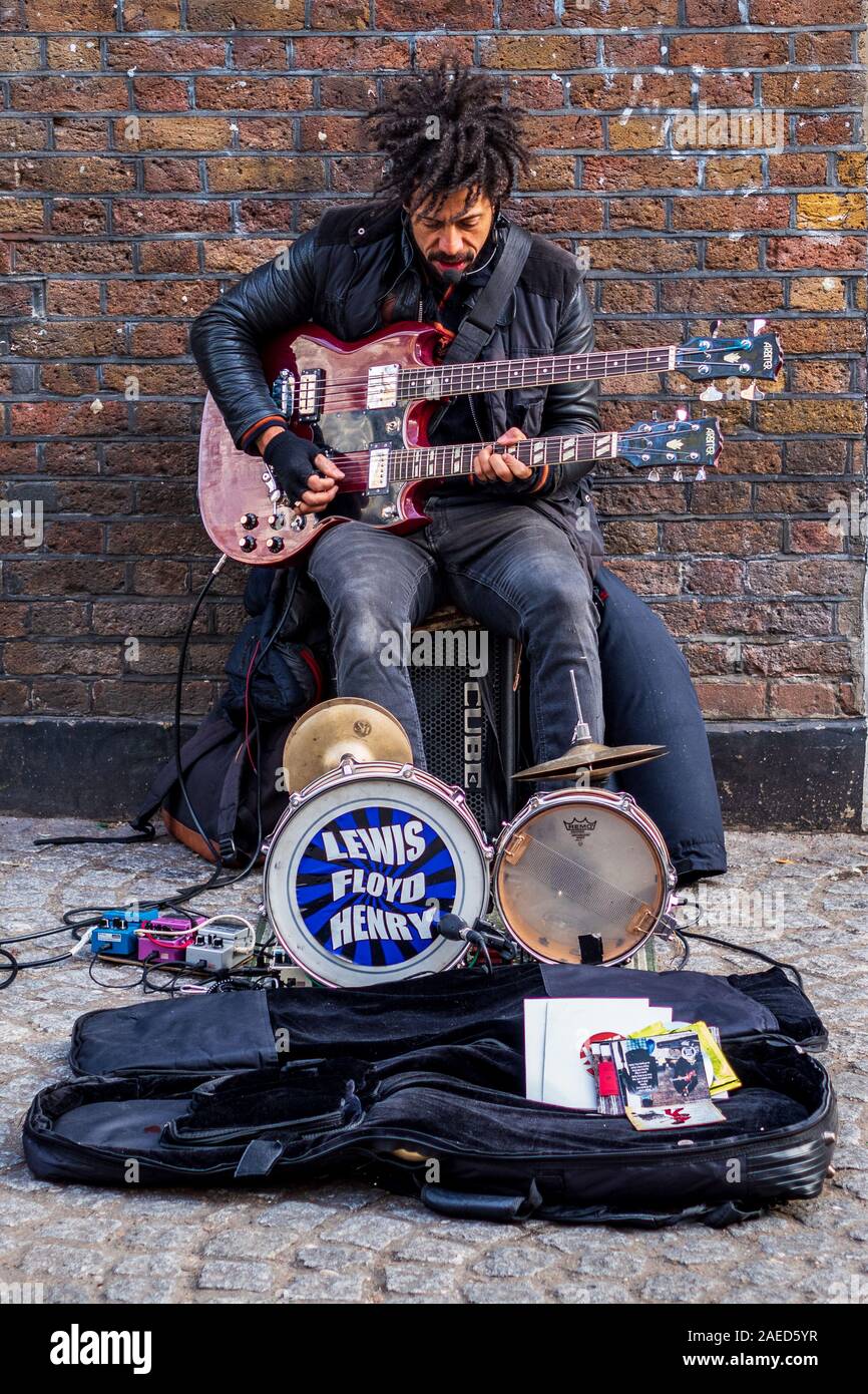 London Busker Brick Lane Busker - London Street Musician and One Man Band Hendrix Tribute Lewis Floyd Henry Stock Photo