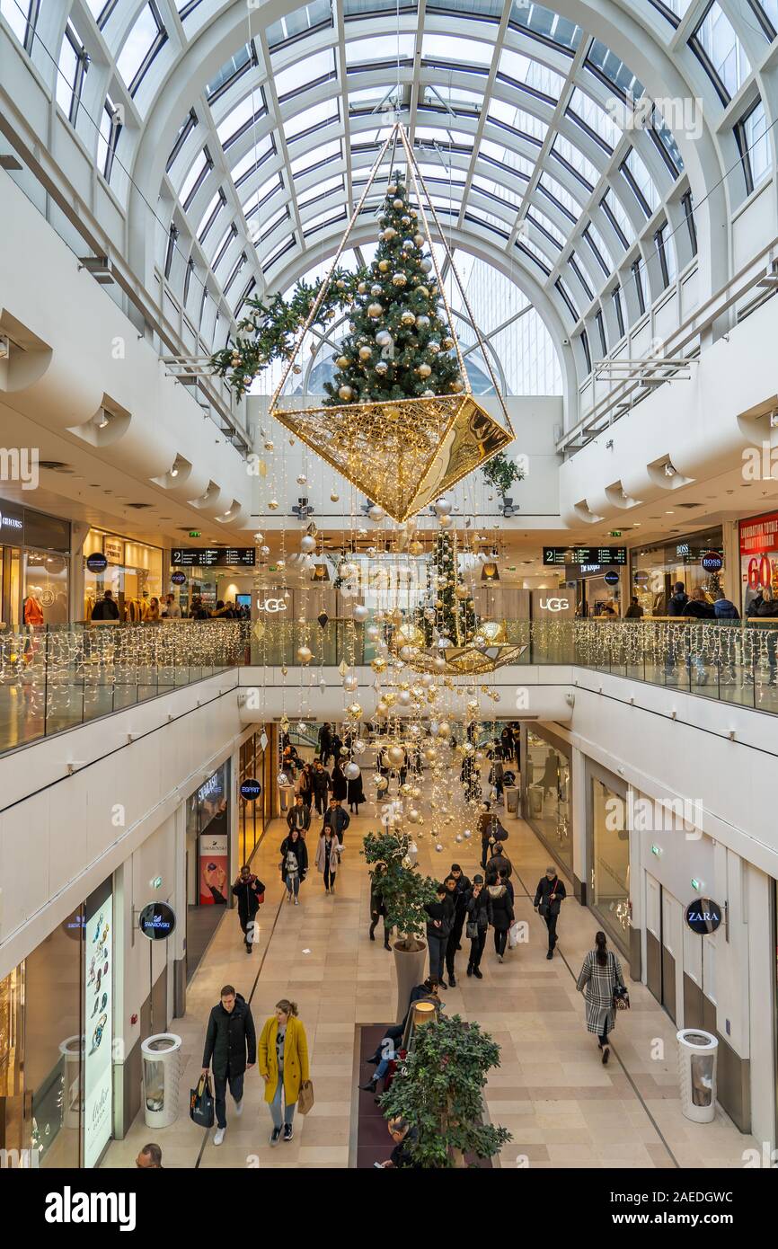 Shopping center les quatre temps hi-res stock photography and images - Alamy