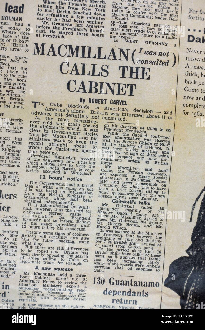 'Macmillan Calls the Cabinet' headline in the Evening Standard (replica) newspaper from 23rd October 1962 during the Cuban missile crisis. Stock Photo