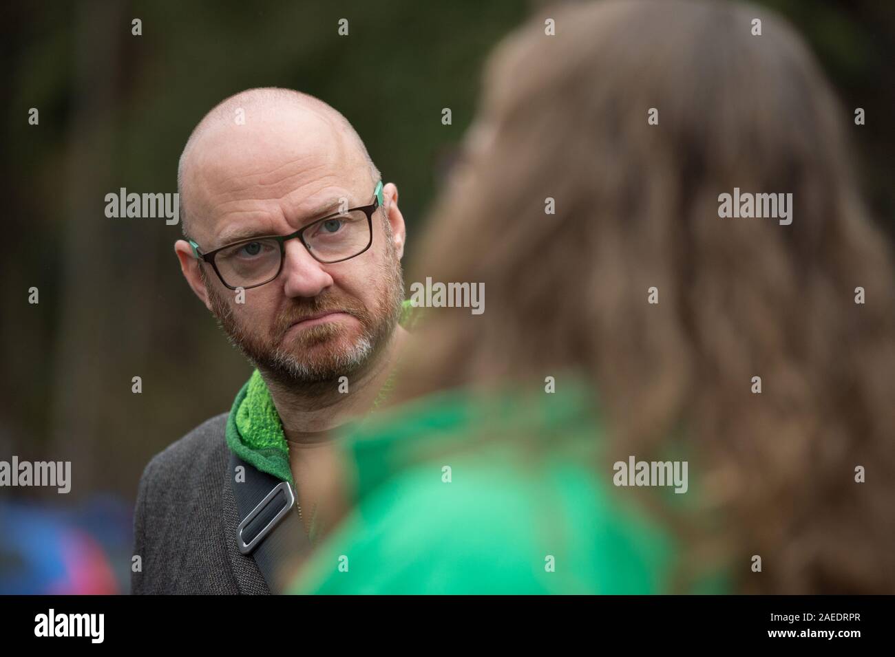 Glasgow, UK. 23 November 2019. Pictured: (L-R) Patrick Harvie MSP - Co Leader of the Scottish Green Party; Angela Barron - Director of Recyke-a-bike. Scottish Greens co-leader Patrick Harvie will join environment spokesperson Mark Ruskell MSP and Scottish Greens candidate for Stirling Bryan Quinn to repair some bicycles.  Credit: Colin Fisher/Alamy Live News. Stock Photo