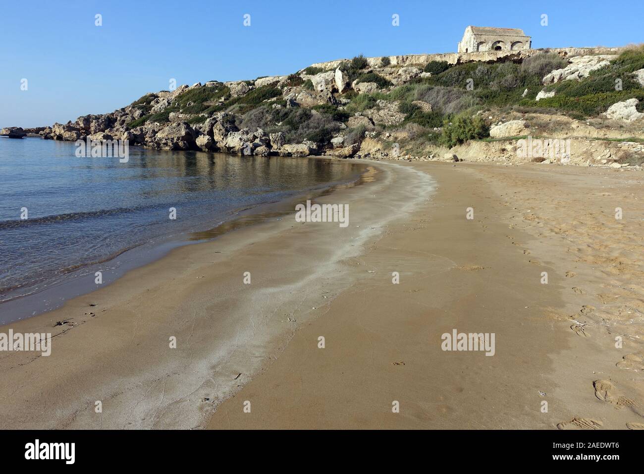 entweihte Kirche über einem kleinen Strand bei Kaplica (griechisch Davlos),Türkische Republik,Nordzypern Stock Photo