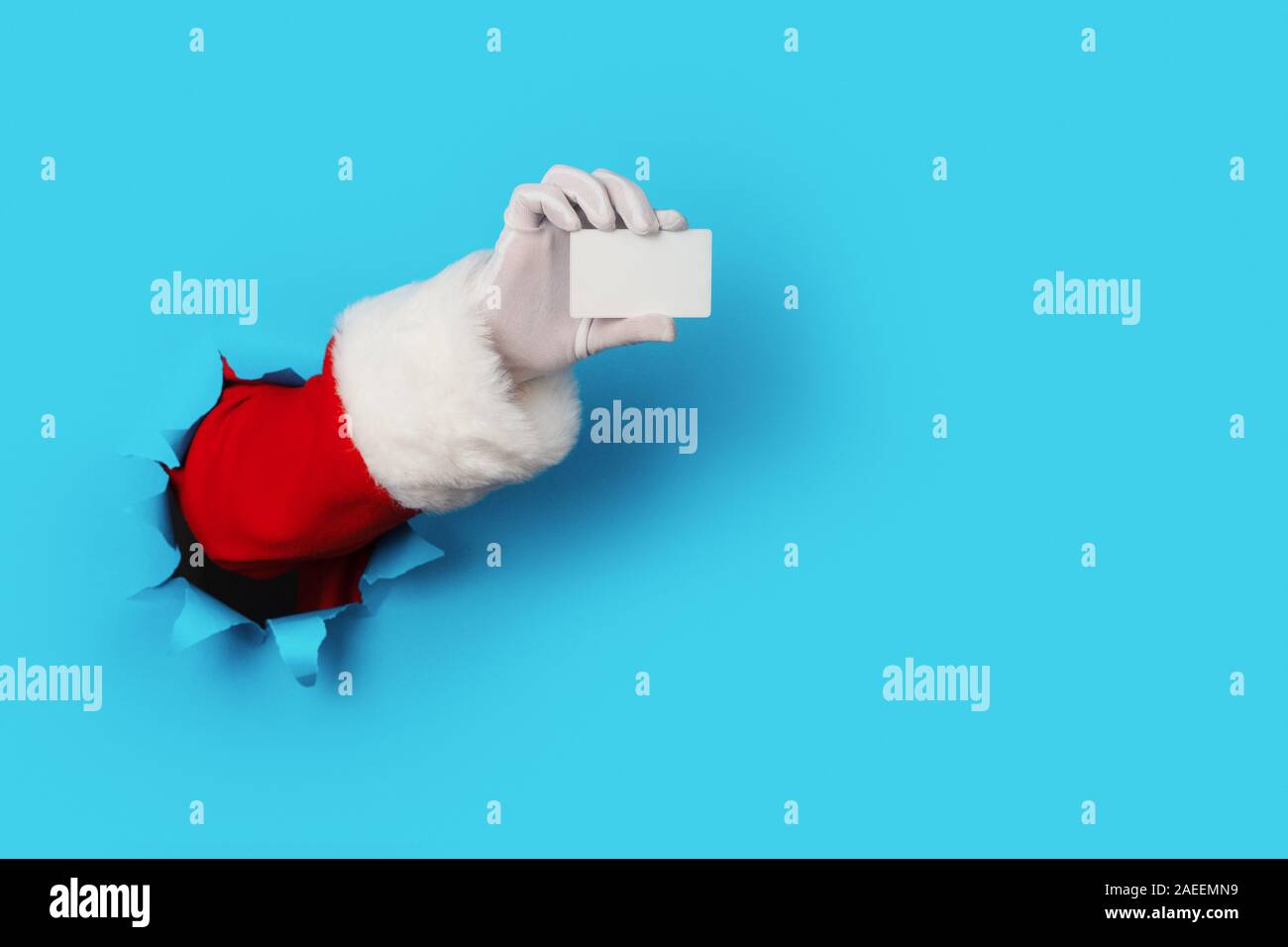 Santa Claus Holding a Blank White Card isolated over light blue Stock ...