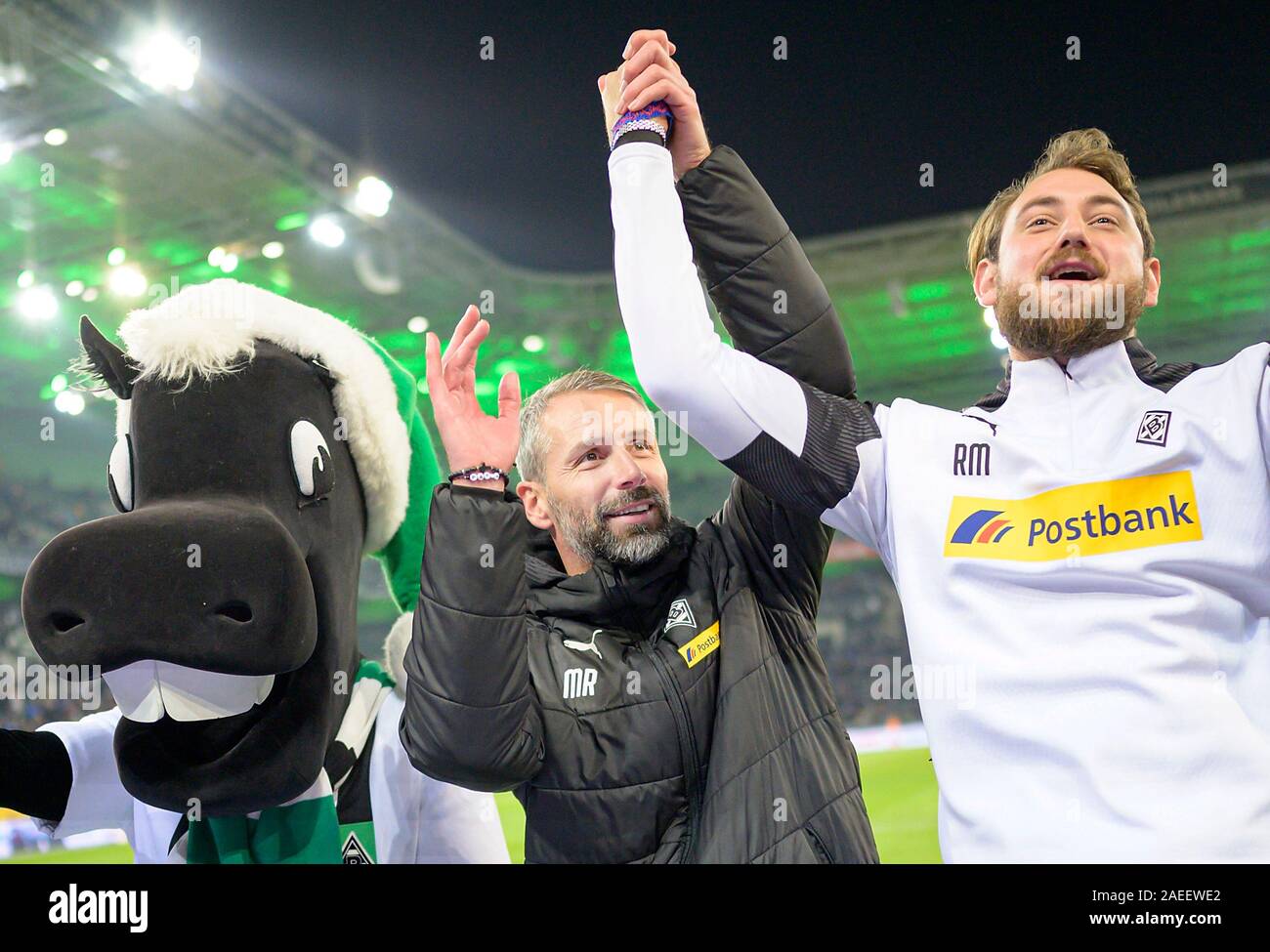 final jubilation coach Marco ROSE (MG), with mascot Juenter Soccer 1. Bundesliga, 14.matchday, Borussia Monchengladbach (MG) - FC Bayern Munich (M) 2: 1, 07/12/2019 in Borussia Monchengladbach/Germany. ¬ | usage worldwide Stock Photo