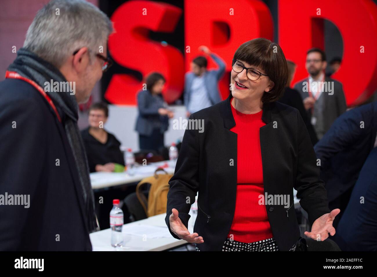 from left: Dietmar NIETAN, SPD treasurer, Saskia ESKEN, party leader, SPD Federal Party Congress in the City Cube Berlin, 06.-08.12.2019. | usage worldwide Stock Photo