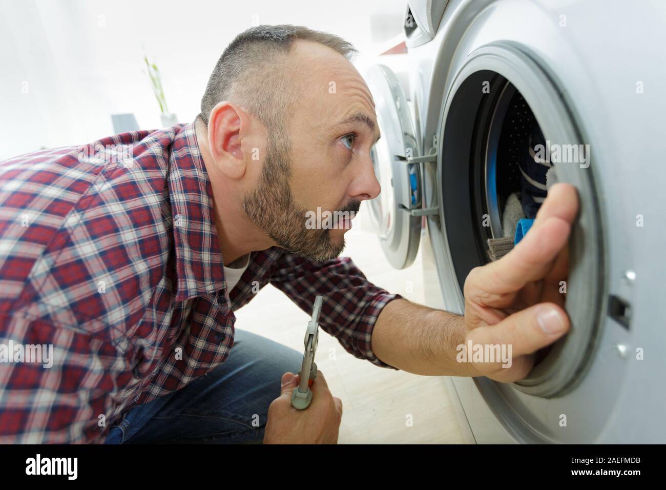 Leaking washing machine hires stock photography and images Alamy