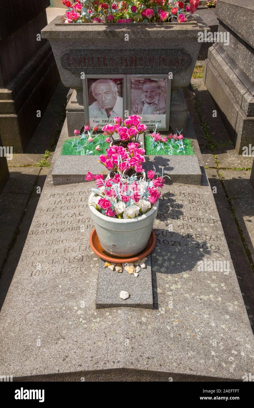 PERE LACHAISE CEMETERY, FAMOUS GRAVES, PARIS Stock Photo Alamy
